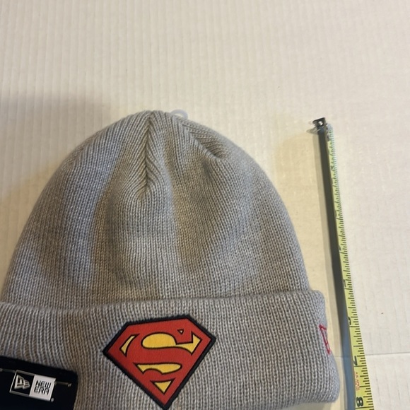 NWT New Era Superman beanie in light grey with red & yellow unisex fall winter - Picture 4 of 8